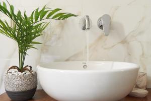 A bathroom at 2 bedroom Villa with heated swimming pool-Spa whirlpool-BBQ!