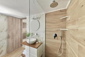A bathroom at 2 bedroom Villa with heated swimming pool-Spa whirlpool-BBQ!
