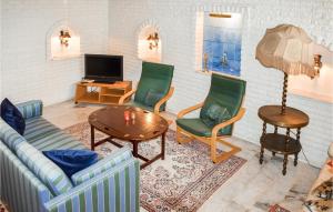 Posezení v ubytování 5 Bedroom Stunning Home In Slvesborg
