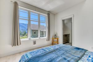 1 dormitorio con cama y ventana grande en River Gorge Elegance, en Stevenson