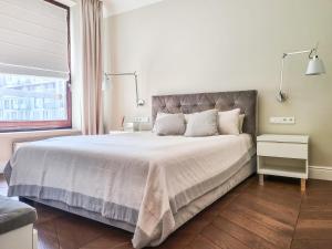 a bedroom with a large bed and a window at Quiet Luxury Apartment Powiśle - Centrum Kopernik in Warsaw