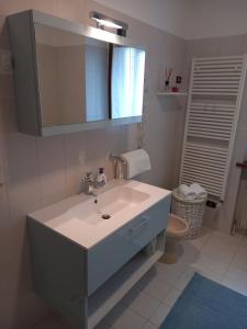 RaveoにあるCasa vacanze Emidiaのバスルーム(洗面台、鏡、トイレ付)