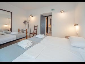 una camera da letto con due letti con asciugamani sopra di DreamStone Residence a Skala Prinos
