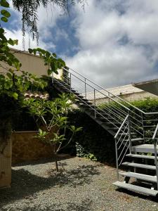 uma escada de metal que leva a um edifício em Casa Rural EL CAMPICO em Puerto de Mazarrón