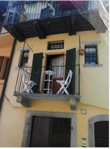 - un balcon avec 2 chaises dans l'établissement Casa Torrazzo, à Pisogne