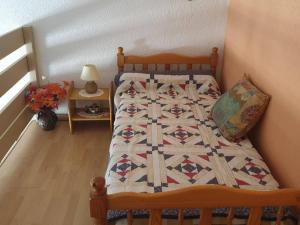 ein Schlafzimmer mit einem Bett mit einer Decke darauf in der Unterkunft Appartement Argelès-sur-Mer, 3 pièces, 6 personnes - FR-1-388-18 in Argelès-sur-Mer