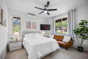 una camera con letto e ventilatore a soffitto di New Mountainside Home Near Spectacular Beaches a Waianae