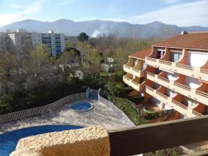 uma vista para um edifício e uma piscina em Appartement Argelès-sur-Mer, 3 pièces, 6 personnes - FR-1-388-112 em Argelès-sur-Mer