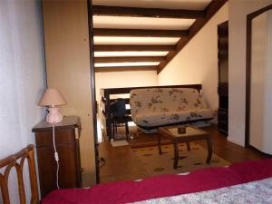een woonkamer met een bank en een tafel bij Appartement Argelès-sur-Mer, 3 pièces, 6 personnes - FR-1-388-112 in Argelès-sur-Mer