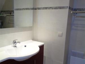 een witte badkamer met een wastafel en een douche bij Appartement Argelès-sur-Mer, 3 pièces, 6 personnes - FR-1-388-112 in Argelès-sur-Mer