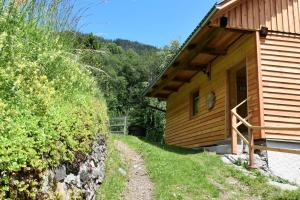 une maison avec un chemin à côté d'un bâtiment dans l'établissement Hansstadl, 