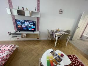 TV a/nebo společenská místnost v ubytování Studio Shevitsa- EV Wallbox