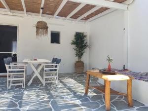 una sala da pranzo con tavolo e sedie di Melia Sifnos House a Platis Yialos Sifnos