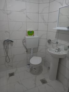 Ett badrum på Apartmani Pepđonović