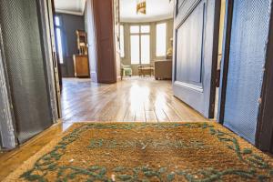 wejście do przedpokoju z dywanikiem powitalnym na podłodze w obiekcie Au pied de la Cathédrale #vuemagique w mieście Reims