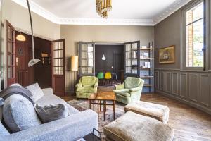 salon z 2 kanapami i krzesłami w obiekcie Au pied de la Cathédrale #vuemagique w mieście Reims