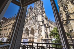 widok na katedrę z okna w obiekcie Au pied de la Cathédrale #vuemagique w mieście Reims