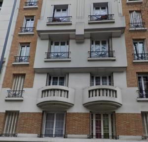 a tall building with balconies on the side of it at Havre de Paix 10 mn Centre Paris in Clichy