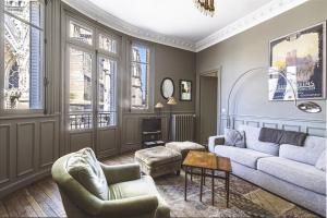 salon z kanapą i krzesłami w obiekcie Au pied de la Cathédrale #vuemagique w mieście Reims