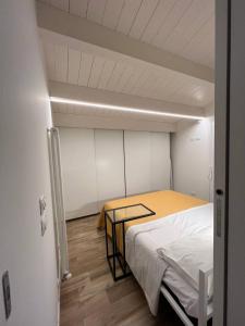 een kleine kamer met een bed in een kamer bij CASA KLIMT vicinissima al mare parcheggio privato gratuito se disponibile in Pescara