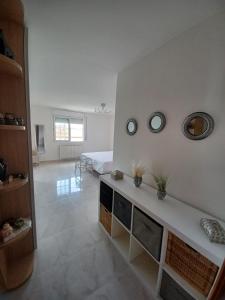 una sala de estar con una pared blanca con dos espejos en Chalet Costa Dorada en Tarragona