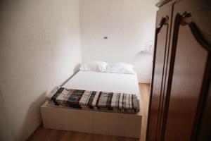 Tempat tidur dalam kamar di Apartmani Romić R