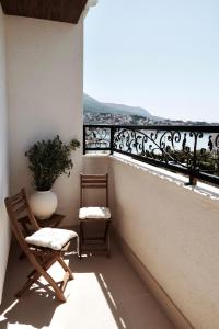 a balcony with a chair and a plant at lo͝or luxury retreat in Split