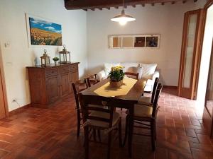 a dining room with a table and a couch at Appartamento - La Vinaccia in Montepulciano