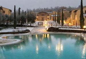 a swimming pool in a yard with snow on the ground at Appartamento - La Vinaccia in Montepulciano