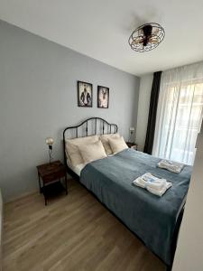 1 dormitorio con 1 cama grande con manta azul en Cityscape Apartment ~ AC/Indoor parking/Balcony, en Budapest