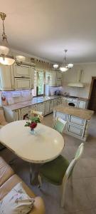 eine Küche mit einem Tisch und Stühlen im Zimmer in der Unterkunft Трушки34/1 in Trushki