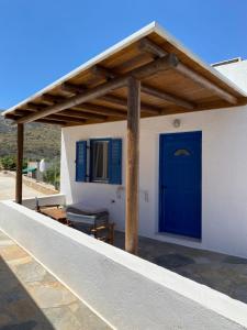 niebieskie drzwi na boku domu w obiekcie Dream catcher 1 w mieście Agia Theodoti