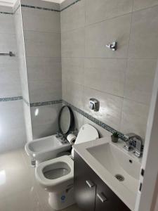 een witte badkamer met een toilet en een wastafel bij Terrazas RV Adults Only No se cobran los impuestos in Posadas