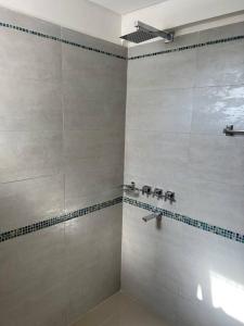 baño con ducha y puerta de cristal en Terrazas RV Adults Only No se cobran los impuestos en Posadas