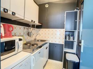 Appartement La Toussuire, 2 pièces, 5 personnes - FR-1-416-60にあるキッチンまたは簡易キッチン