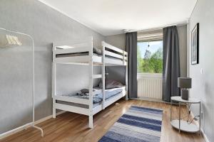 博登的住宿－Guestly Homes - 4BR Villa, 6 Beds with 2 Showers，一间卧室配有两张双层床。