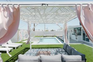 Bazén v ubytování Palm Vista by Rather Be Properties nebo v jeho okolí