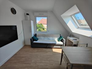 a living room with a couch and a window at Appartement 48m², Strasbourg centre à 15 min en train in Fegersheim