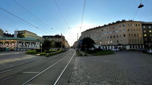 ウィーンにあるBLOOM - Modern One Bedroom Apartmentの建物が立ち並ぶ街の空っぽの通り +8枚の写真