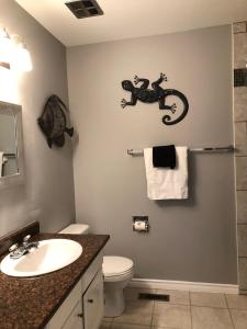 Ένα μπάνιο στο Royal Suite 4comfy Queen Beds-Pet friendly-fenced-5Minto DT