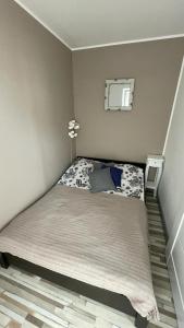 a small bedroom with a bed in the corner at Apartament Paula in Władysławowo