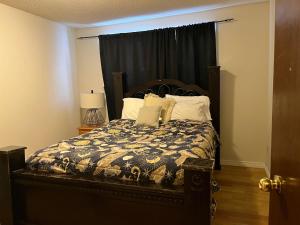 En eller flere senge i et værelse på Royal Suite 4comfy Queen Beds-Pet friendly-fenced-5Minto DT