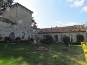 een oud stenen huis met een tuin met een tuin bij Château de Favols, gite sur Lot (Lot et Garonne) in Bias