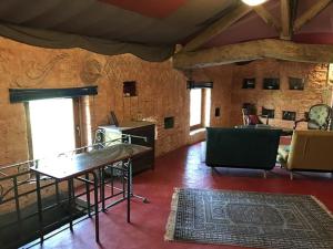 een kamer met een tafel en stoelen in een gebouw bij Château de Favols, gite sur Lot (Lot et Garonne) in Bias