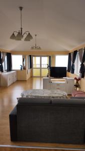 ヴァルナ・シティにあるTrakata Villa Apartmentsのベッドとリビングルームが備わる広い客室です。