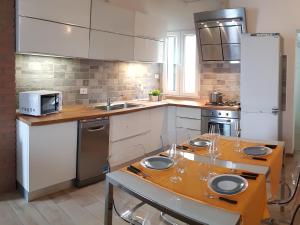 Una cocina con una mesa con copas de vino encima. en La Maison de André, en Scaltenigo