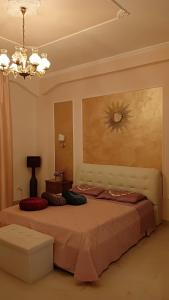 - une chambre avec un grand lit et des oreillers dans l'établissement Le 3 Dee, à Reggio de Calabre