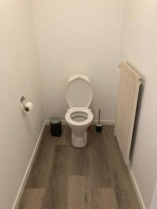 a bathroom with a white toilet in a room at Ta det lugnt in Råda