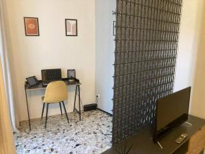 Habitación con escritorio y escritorio con ordenador. en Casa Riva, en Crema