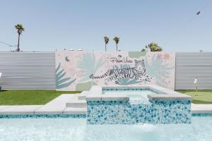 Bazén v ubytování Palm Vista by Rather Be Properties nebo v jeho okolí